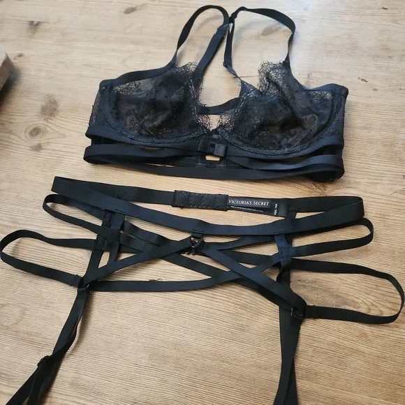 Victoria's Secret Black Strappy Bra And Garter Intimates XS - Picture 3 of 8